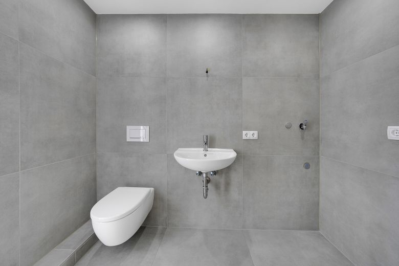 Modernisiertes Mehrgenerationenhaus mit zwei Einheiten in Bad Neustadt-Herschfeld – Gäste WC EG
