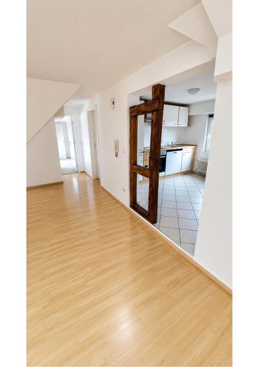 Abitare con fascino: 80m², 2,5 locali, terrazza sul tetto a Usingen – Blick Küche