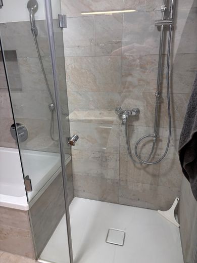 mooie woning met kantoor/opslag, groot terras, veel groen, ecologisch geïsoleerd, lage gemeentelijke bedrijfsbelasting. SLECHTS 240% – Bad Badewanne+Dusche