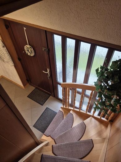 PROVISIONSFREIES gepflegtes freistehendes Einfamilienhaus mit Vollkeller und Kaminzimmer – Treppenhaus  Haupteingang