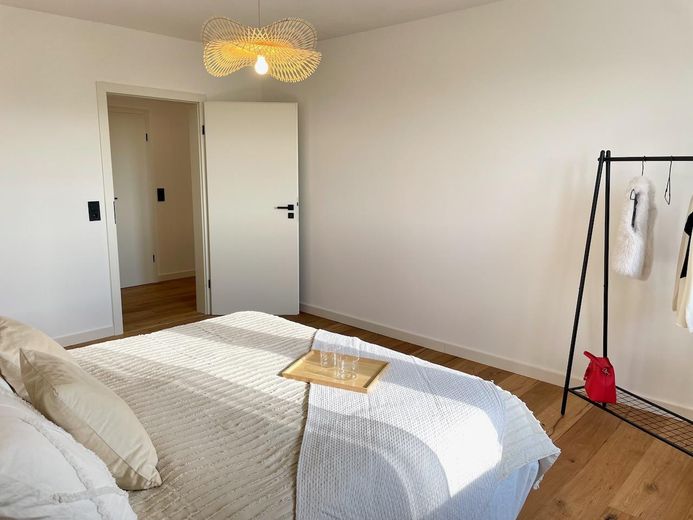 FIRST OCCUPANCY: Renovated dream home with 9th floor long-distance view & balcony - move in & feel at home – Schlafzimmer
