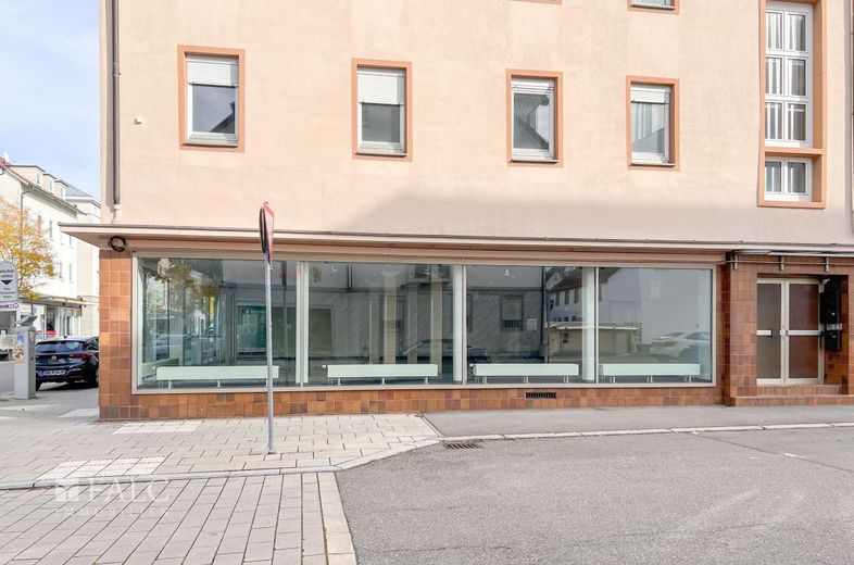 Seitenansicht des Ladenlokals mit Ecklage