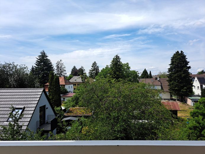 Sehr gut geschnittene, helle 2-Zimmer-Wohnung mit Balkon und Tiefgaragenstellplatz zu verkaufen – Blick ins Grüne vom Balkon