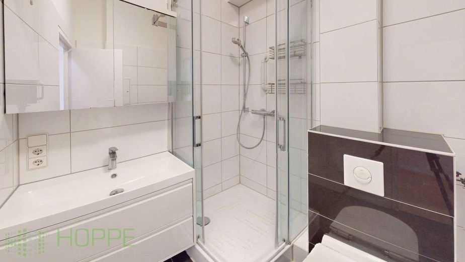 Mitte - Sofortbezug: Wohnung mit riesiger Sonnenterrasse in Gesundbrunnen (KEINE Käuferprovision) – Duschbad