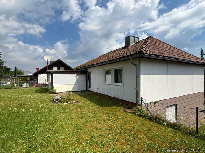 Ruhig gelegenes Einfamilienhaus mit Einliegerwohnung und großem Grundstück in Oberkotzau – VUB0002472-18