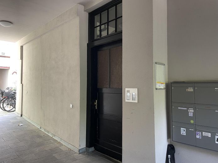 Friedrichshain'da balkonlu ve tasarım dokunuşlarına sahip yenilenmiş eski yapı dairesi – Eingang