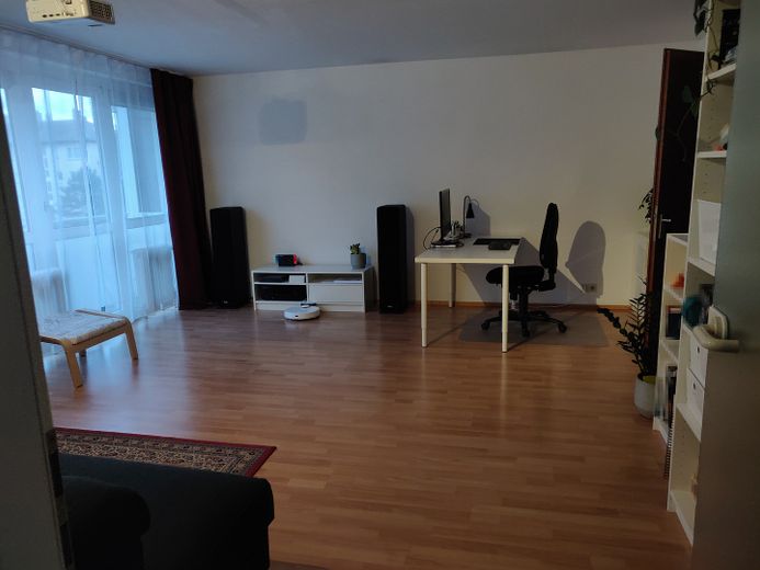 Zentral gelegene, gepflegte 3,5-Zimmer-Wohnung mit EBK in Karlsruhe – Wohnzimmer