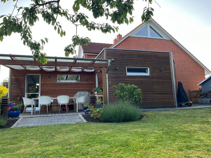 Charming end-terrace house with generous plot in Kaltenkirchen – Seitenansicht mit Anbau