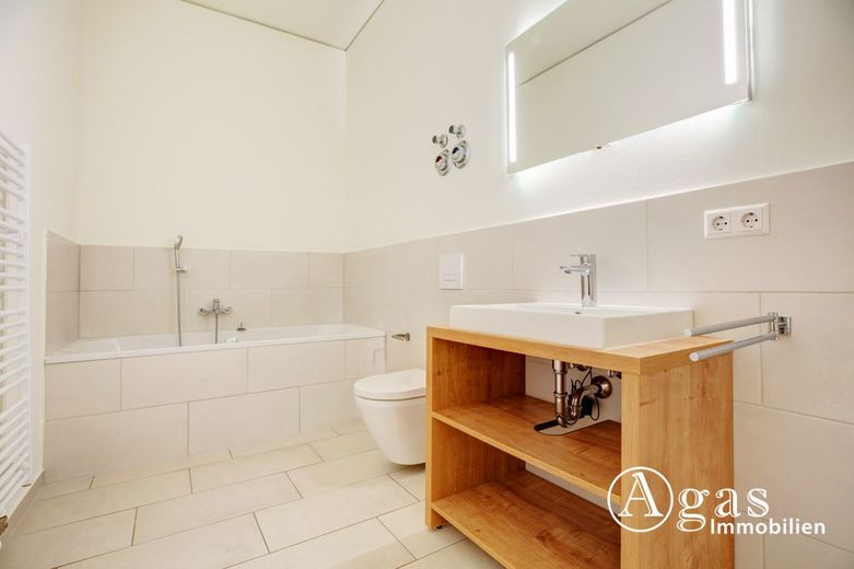 Dachgeschoss mit Panoramablick! Luxus 3 Zimmer Wohnung mit ca. 88m², EBK und Terrasse in Mitte! – Badezimmer 1