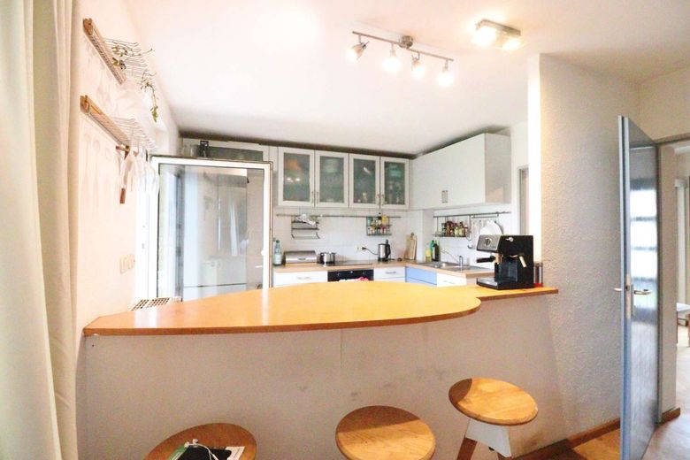 WRS Immobilien - käuferprovisionsfrei - Alzenau - Generationenhaus oder Wohnen + Arbeiten in Einem – Siedlungshaus - EG - Küche mit Esstheke