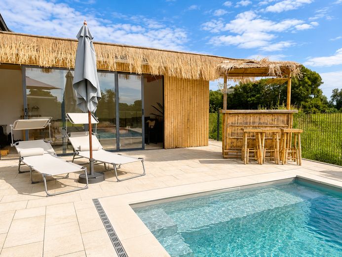 Sin comisión | Casa unifamiliar moderna con piscina y lounge | Orientación sur | Cerca de la A9 – Pool & Lounge