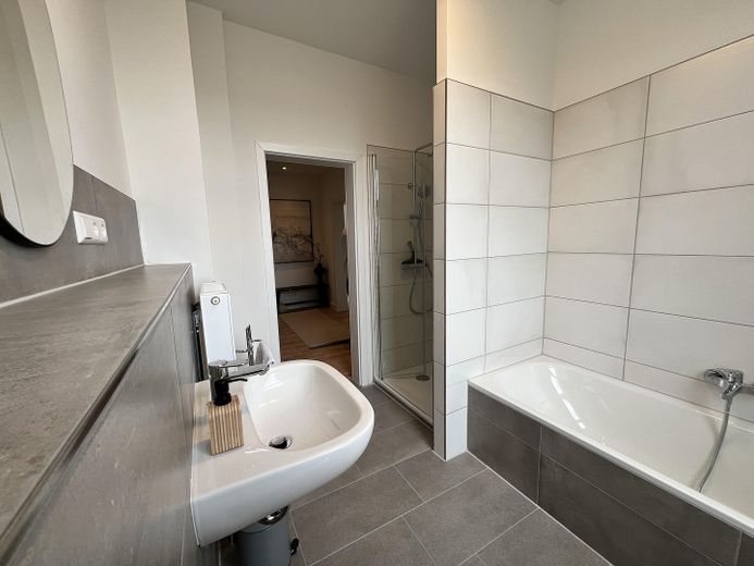 3 locali, cucina, bagno, balcone, fascino d’epoca, posto auto, Moritzberg – Tageslichtbad