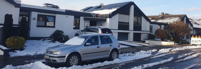 Modernisiertes Maisonette-Reihenhaus mit PV-Anlage, Marmorbad & Sommergarten – Frontansicht