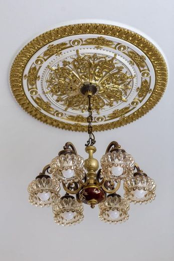 Ikone historischer Wohnkultur - Exklusive Fabrikantenvilla mit unvergleichlichem Charakter – Deckenleuchter mit Stuckornament OG