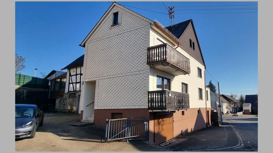 Modernisiertes Einfamilienhaus mit durchdachter Raumgestaltung – Aussenansicht