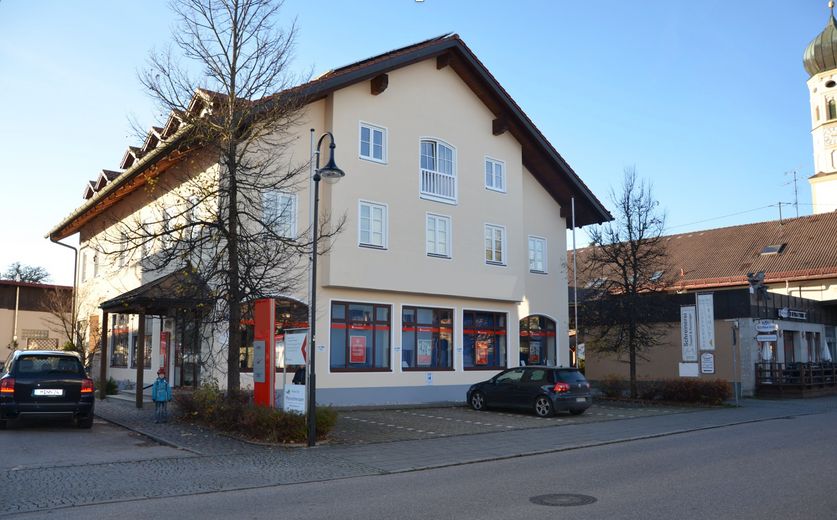 Außenansicht mit 5 Parkplätzen
