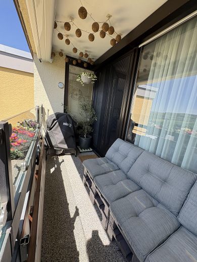 Jasne mieszkanie na poddaszu z 4,5 pokojami, panoramicznym widokiem na dalekie okolice i położeniem przy skraju lasu – Zdjęcie 3