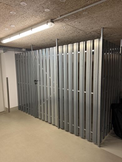 Nur 100 m vom Meer entfernt - Stilvolle 3 ZKB Wohnung mit Marken EBK u. TG Stellplatz – Kellerraum