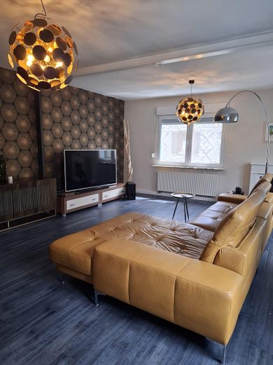 Modernes Wohnjuwel-komfortabel und effizient im Herzen von Offenbach Bürgel – Wohnzimmer
