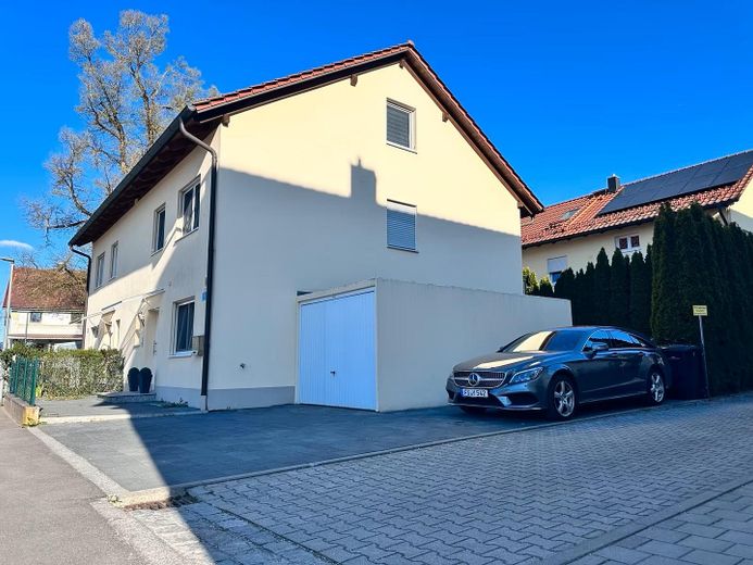 Raumwunder in Bestlage -Stillvolle DHH mit 7 Zimmern & TOP Energieeffizienz A+ – Außenansicht