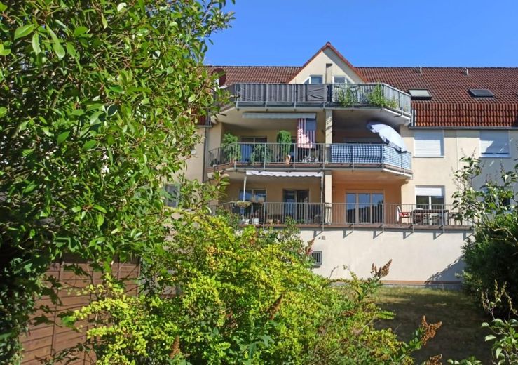 Provisionsfrei von privat: Bezugsfreie 3-Zimmer-Wohnung mit Balkon, Keller, TG in Dietzenbach-Mitte! – Außenansicht Haus Gartenseite
