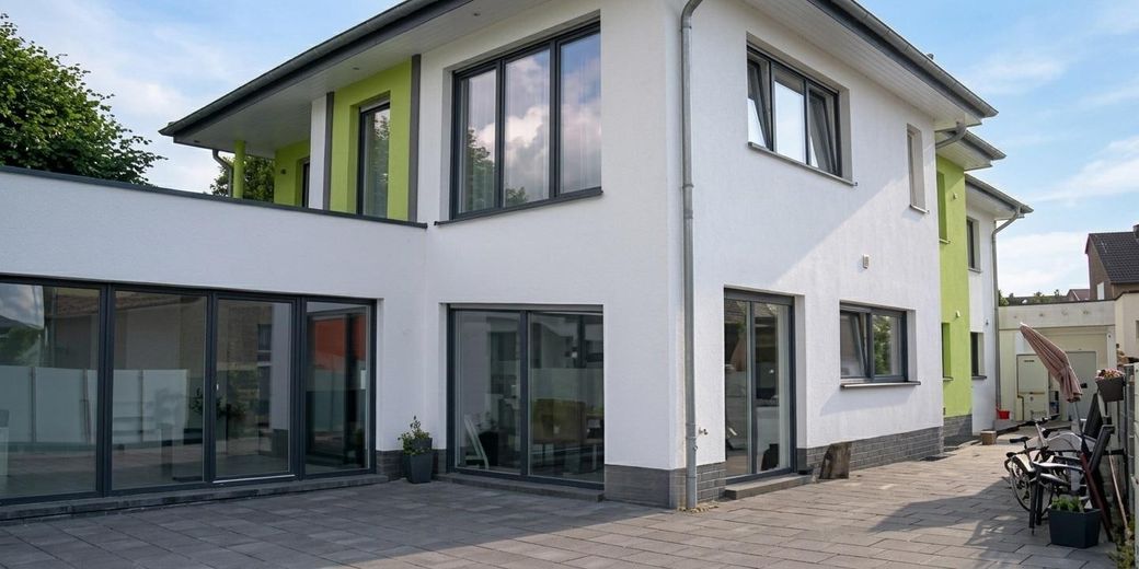 Moderne Luxusvilla: 432 m² Wohnfläche, PV-Anlage, Wärmepumpe & Sauna – Terrassenbereich
