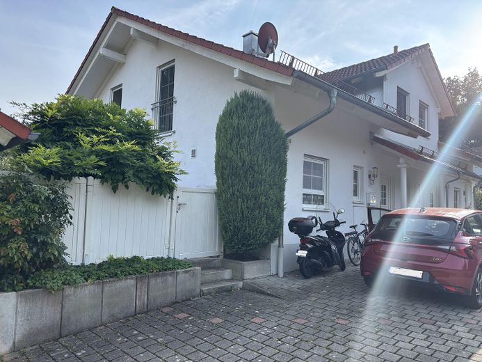 Außenansicht mit Stellplatz