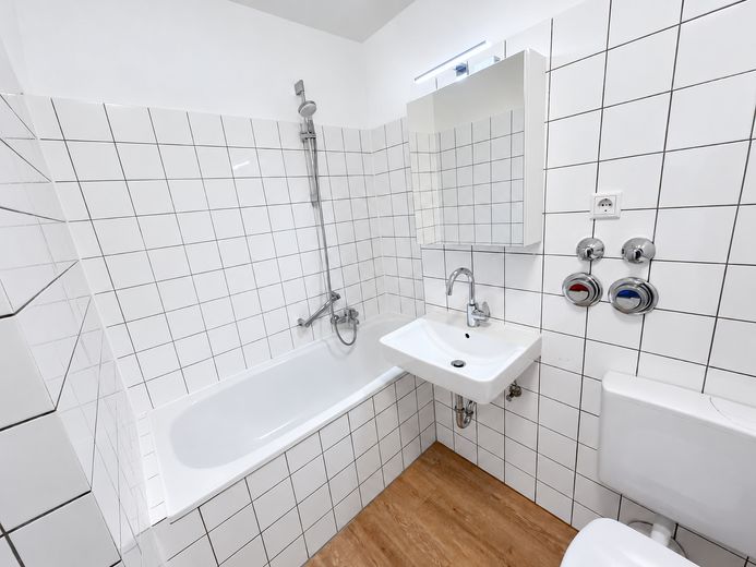 Café du matin sur le balcon, dîner préparé dans sa propre cuisine : appartement de 2 pièces à Münster – Badezimmer