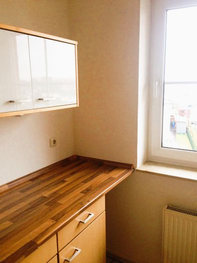 Schicke Wohnung mit Südbalkon Gartenstadt – Küche mit Fenster