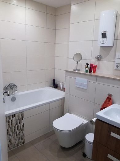 Spacieux appartement de 4 pièces avec 2 salles de bains, balcon et garage, offrant une vue incroyable – Badezimmer