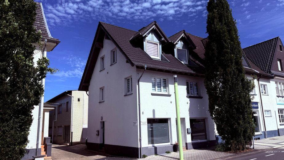 Edificio residencial y comercial en una ubicación céntrica de Lohmar – Frontansicht