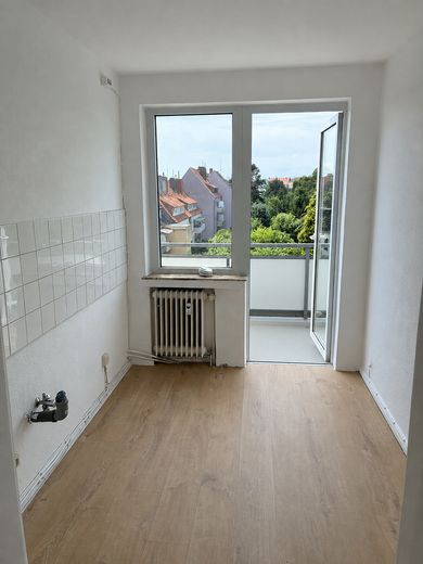 Gut geschnittene 3-Zimmer-Wohnung in Bremerhaven-Lehe – Küche mit Zugang zum Balkon