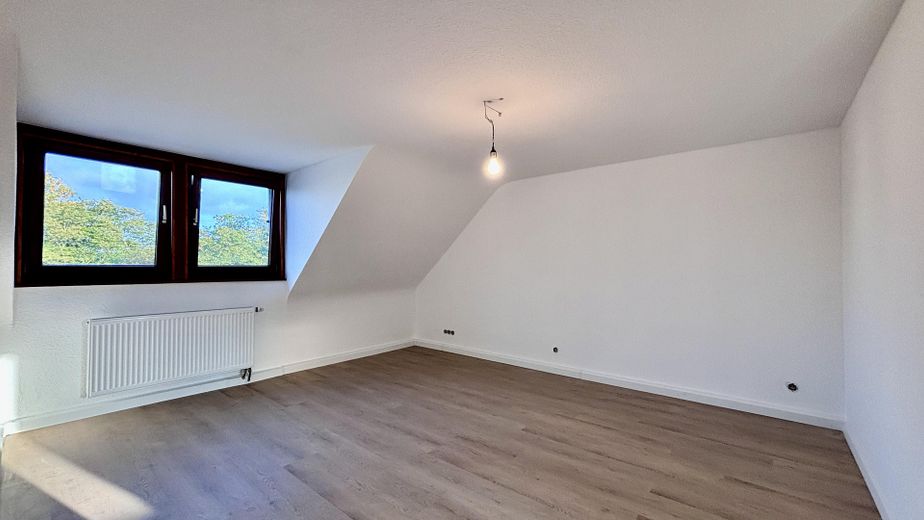 Appartamento di 3 locali appena ristrutturato all’ultimo piano – libero subito | Düren – Wohnzimmer