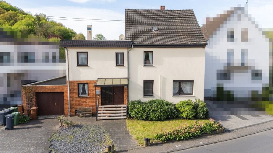 Großes Wohnhaus mit Garage, Garten und Zugang zum Fockenbach: Viel Raum für Ideen in Niederbreitbach – Straßenansicht