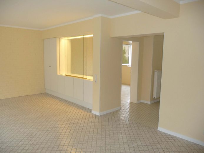 Uso proprio/investimento: edificio plurifamiliare completamente ristrutturato a regola d’arte, con 3 unità abitative di pregio su 4 piani – Wohnzimmer Erdgeschoss