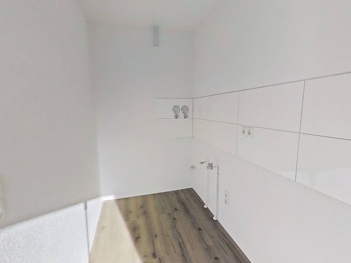 Ein warmes Zuhause beginnt mit einer kühlen Ersparnis: Moderne 1-Zimmer-Wohnung mit EBK und großem BALKON – Ansicht II: Küche