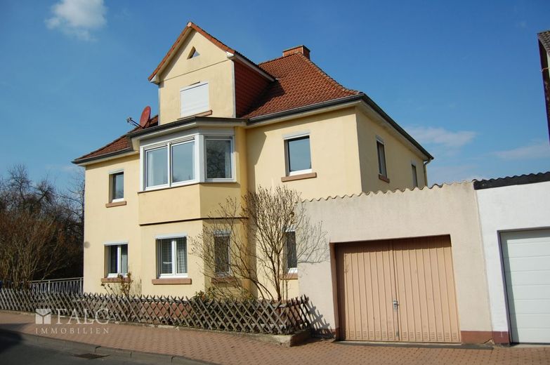 +++Stadtvilla mit 3 Wohneinheiten und großem Grundstück in zentraler Lage+++ – Hausansicht seitlich rechts