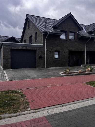 Moderne Doppelhaushälfte mit beheizter Garage, hochwertige Ausstattung mit Top-Energiewert – Foto 1