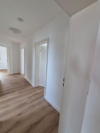 Frisch renovierte 5-Zi.-DG-Wohnung | Balkon | EBK | 85 m² | Schwäbische Alb | provisionsfrei – Flur