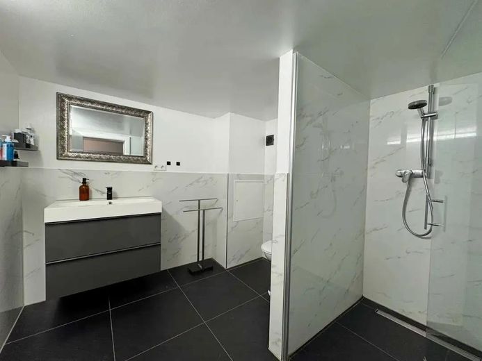 Zukunftssicheres Design-Atriumhaus: Klasse B, 12kWp PV, Klima, Kamin & Einlieger-Option – Bad UG