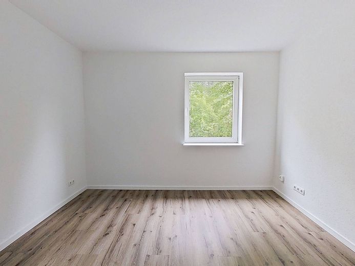 **Herbstliche Ersparnis: 1 NKM FREI** Modern und gemütlich: Schicke 3-Zimmer-Wohnung mit Tageslichtbad – Ansicht I: Wohn- und Esszimmer