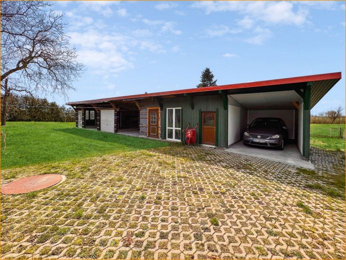 ***Zweifamilienhaus in ruhiger Ortslage*** – Carport