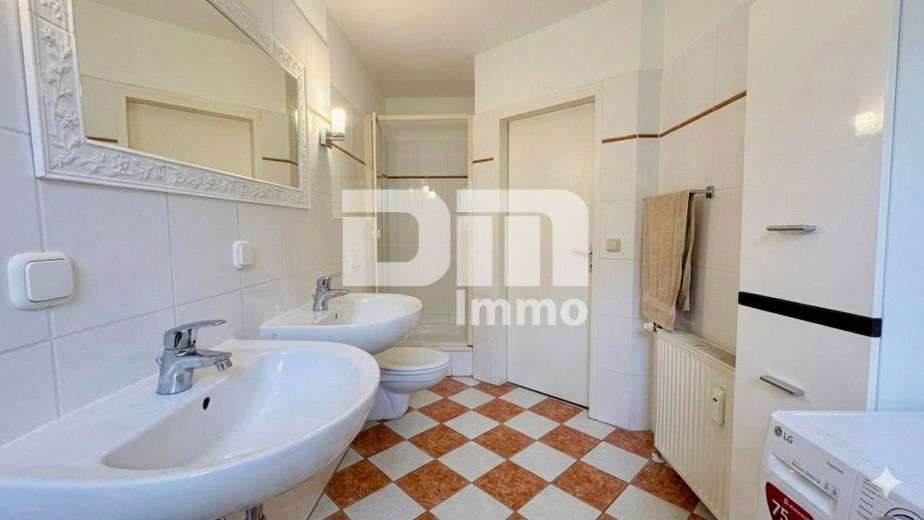 Großzügige altengerechte EG 4-Zimmer Wohnung mit großer Terrasse und Stellplatz – Badezimmer / Badewanne / Dusche / Waschmaschine