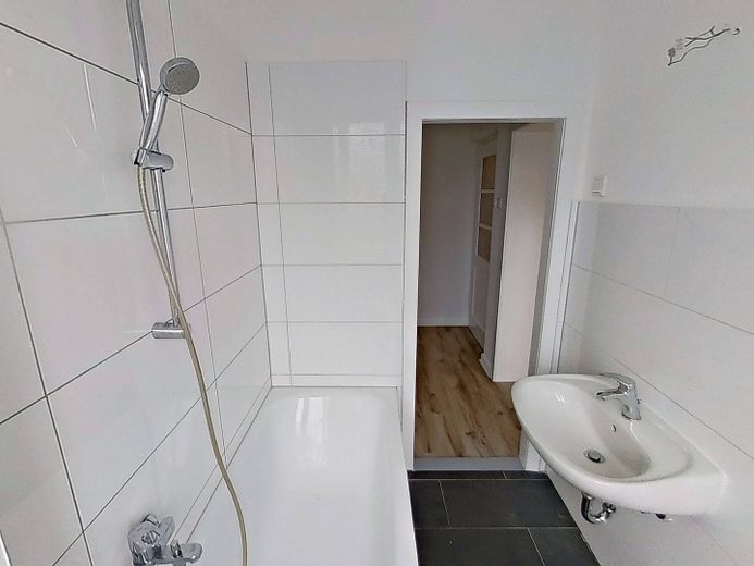 Hübsche 2-Zimmer-Wohnung mit Tageslichtbad in Bielefeld-Mitte – Ansicht II: Bad
