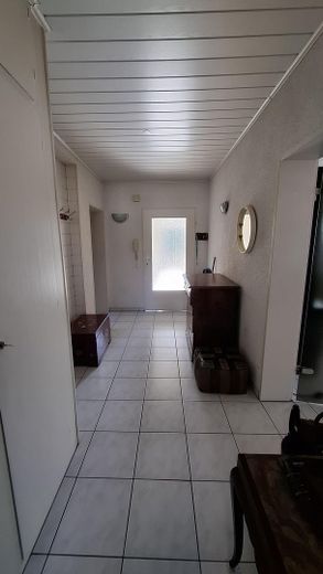 Maison bifamiliale avec jardin mature + 2 garages dans un bon emplacement, sans commission pour l’acheteur – Flur EG