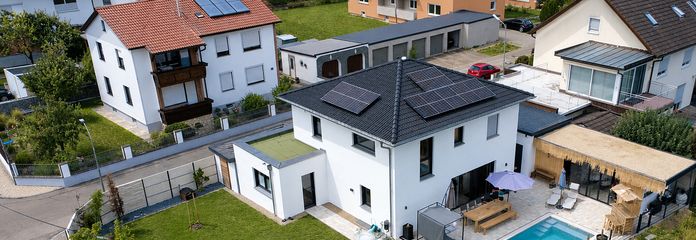 Senza commissioni | Casa unifamiliare moderna con piscina e lounge | Esposizione a sud | Vicino alla A9 – Vogelperspektive Grundstück