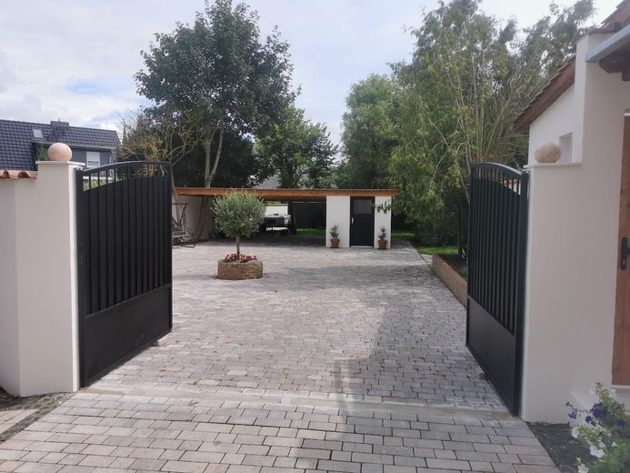 Hof mit Carport