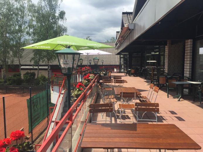 Großes Restaurant/Café mit Sonnenterrasse und zwei Kegelbahnen im Tennisclub TG 49 Bochum – Terrasse zu den Tennisplätzen