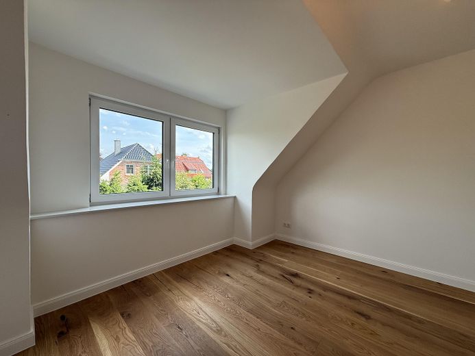 Etagen-Wohnung mit Reihenhaus-Charakter: kernsaniert, hell, Top-Schnitt, gut angebunden & im Grünen – Schlafzimmer-1