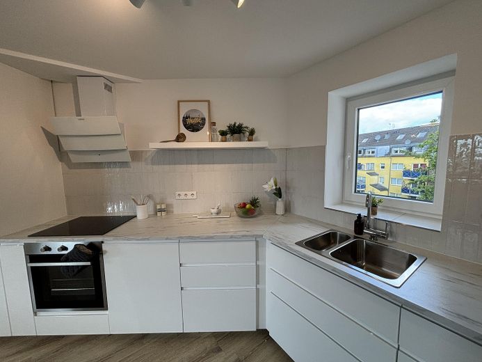 Vollmöblierte 2,5-Zimmer-Maisonette mit Tageslichtbad & Kellerraum - Neubau 2024 in Köln Mülheim! – Küche